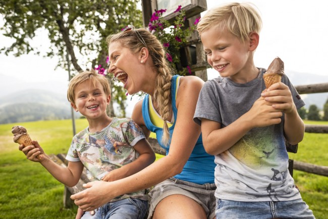 Familie beim Eis essen © Flachau Tourismus | zooom productions 